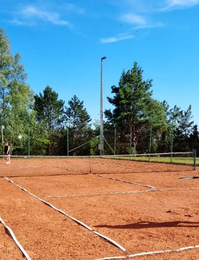 Kort tenisowy w resorcie Lubiana na Kaszubach